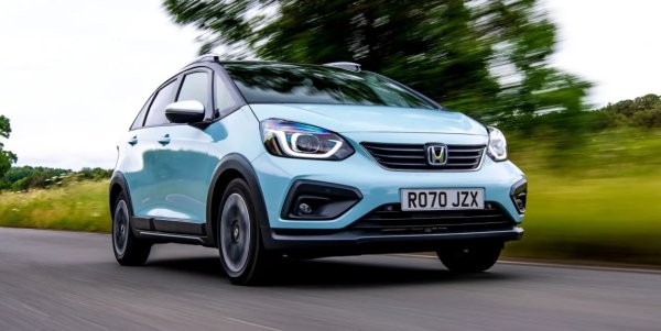 Обикновената Honda Jazz предлага впечатляваща ефективност и пъргаво управление, но не е точно най-вълнуващото супермини за гледане. Това е мястото, където Jazz Crosstar се намесва със своя стил, вдъхновен от офроуда, въпреки че е проектиран за асфалт.

Jazz Crosstar е оборудван със същия 1,5-литров e:HEV хибриден задвижващ механизъм като стандартния автомобил.  И той заковава респектиращите 4,25 л/100 км, когато се изправи срещу Dacia Sandero Stepway в нашия двоен тест. Типично за Honda багажникът не е от големите. Но с още 1200 евро добавяте чертите на Crosstar.